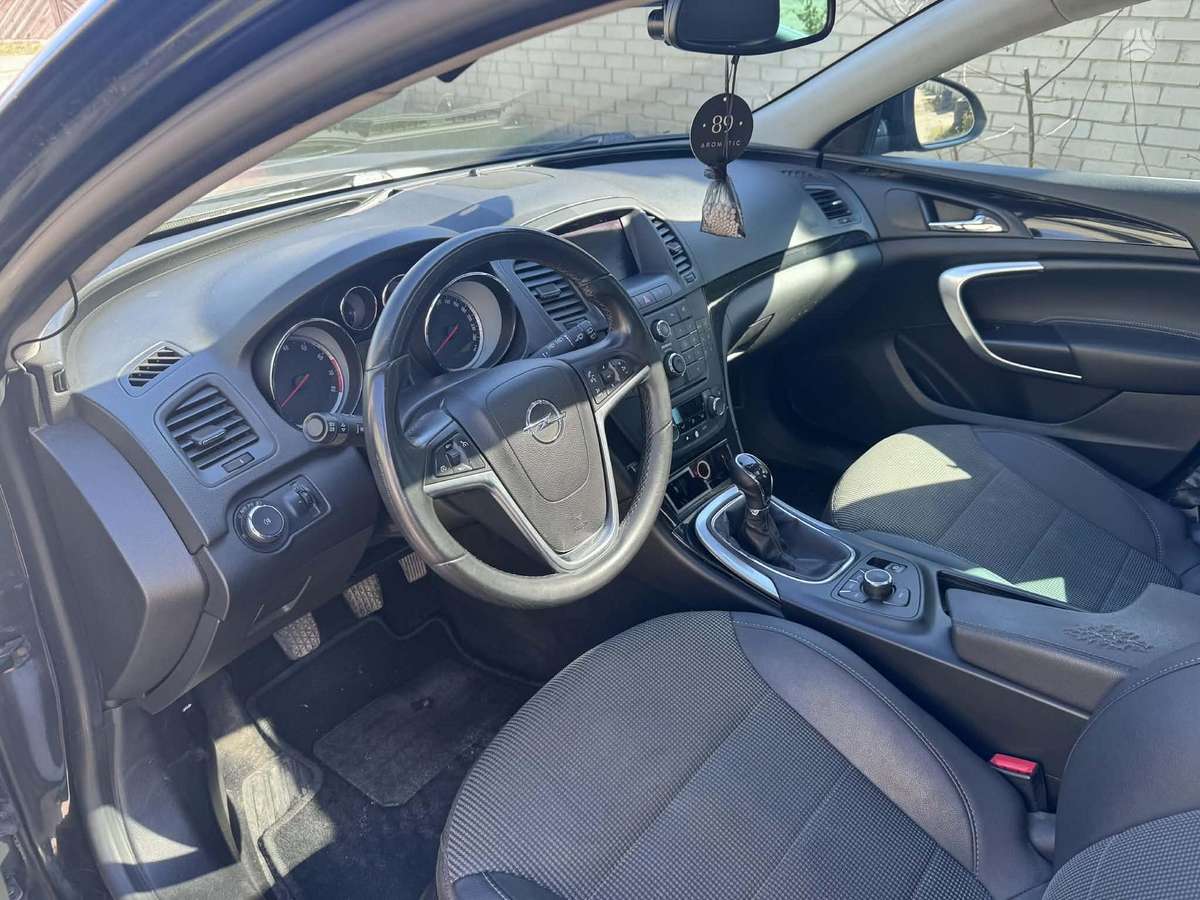 Opel Insignia 2010 — салон