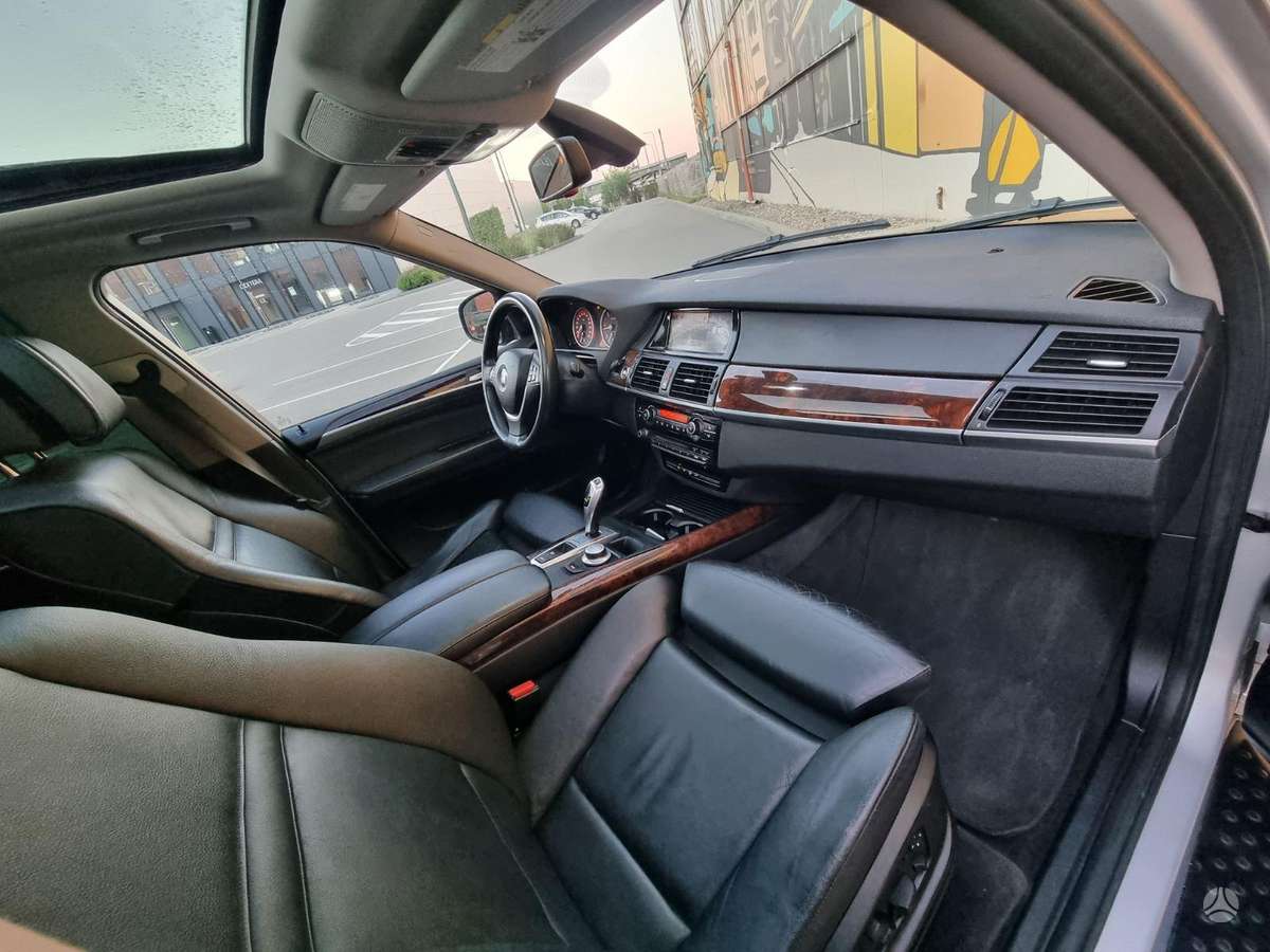 BMW X5 2009 — photo 9