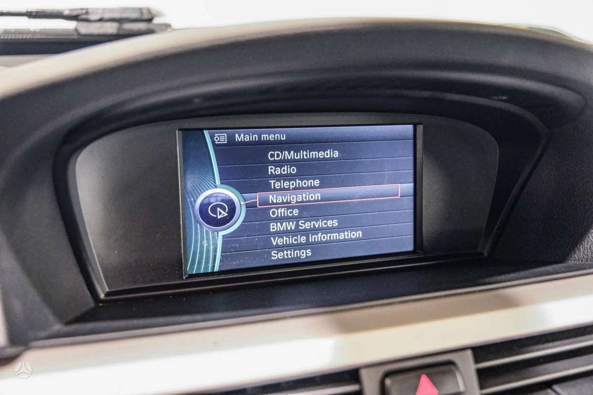 BMW 318 2010 — photo 10