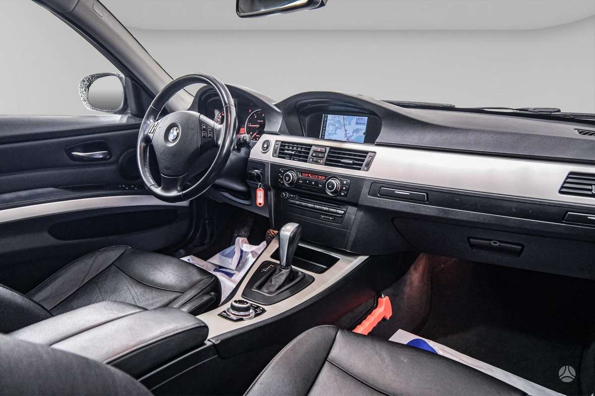 BMW 318 2010 — photo 11