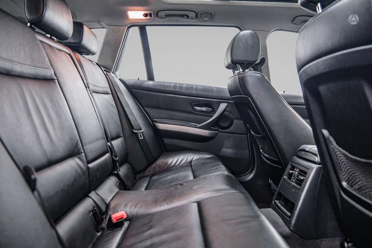 BMW 318 2010 — photo 12