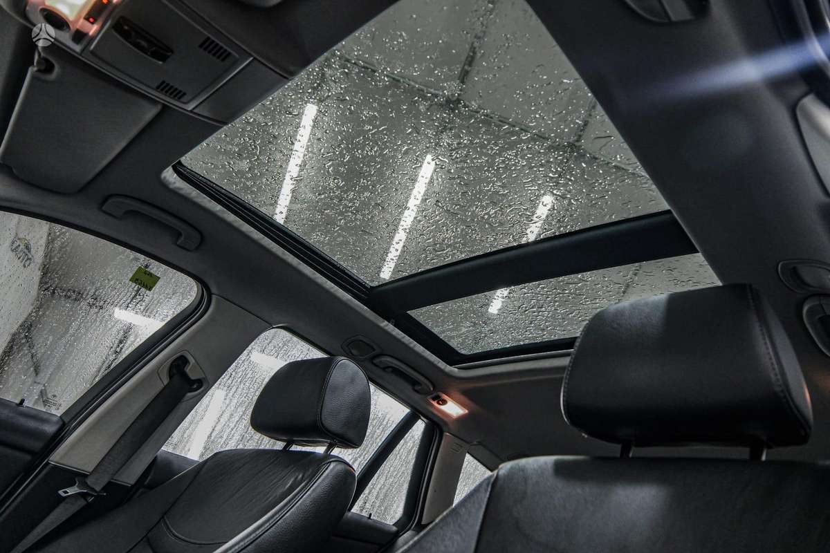 BMW 318 2010 — photo 13
