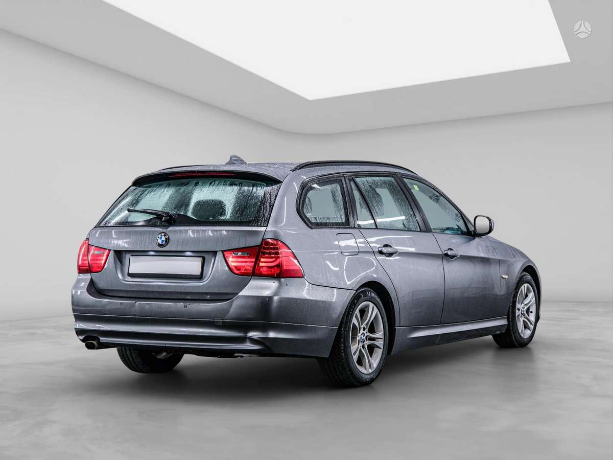 BMW 318 2010 — interior