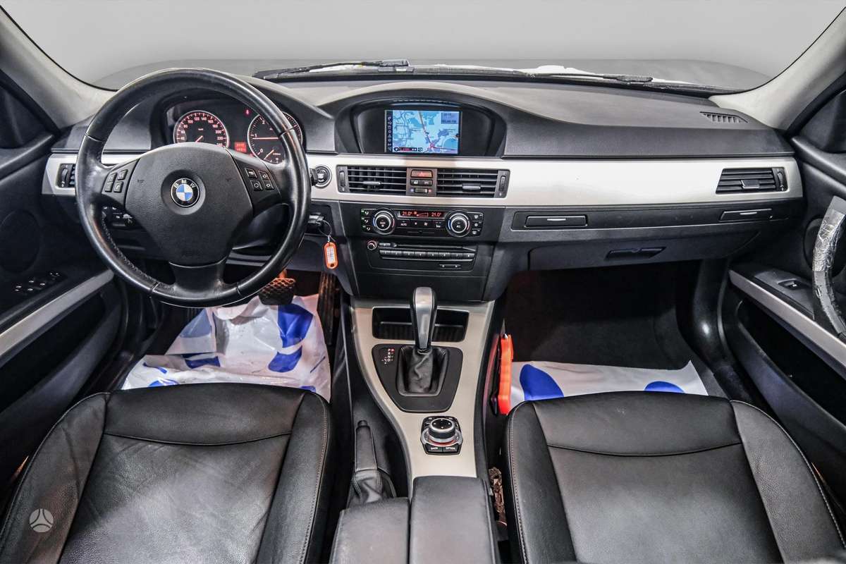 BMW 318 2010 — photo 7