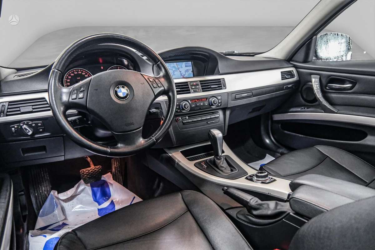 BMW 318 2010 — photo 9