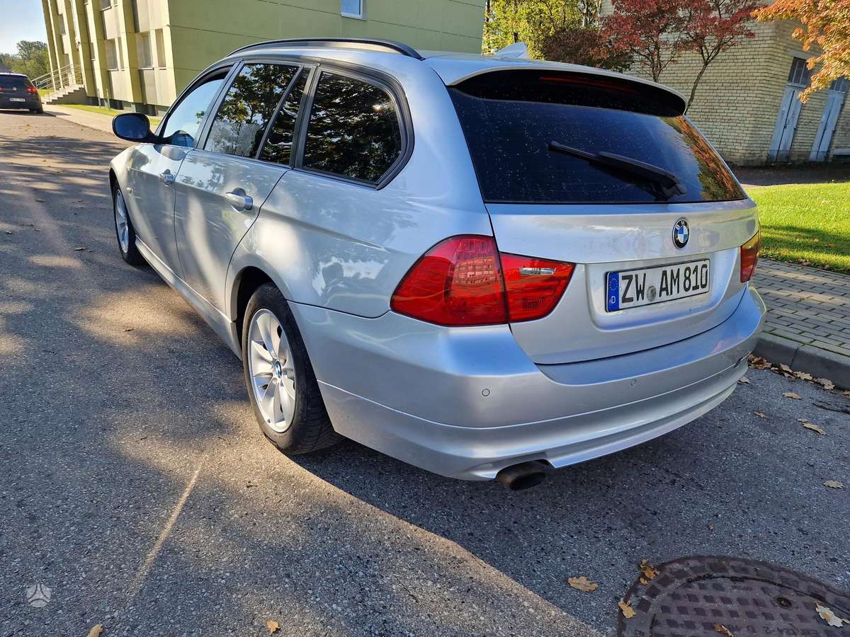 BMW 318 2010 — photo 12