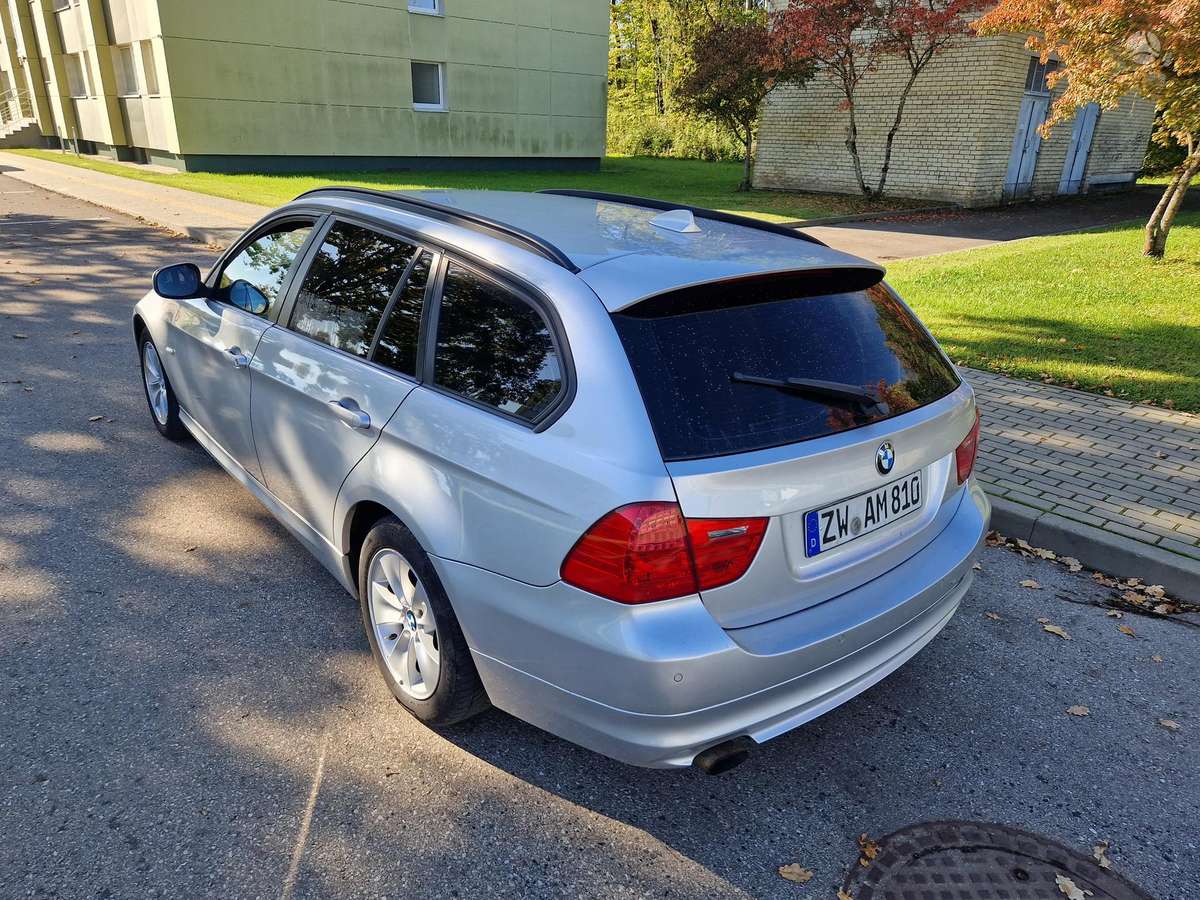 BMW 318 2010 — photo 15
