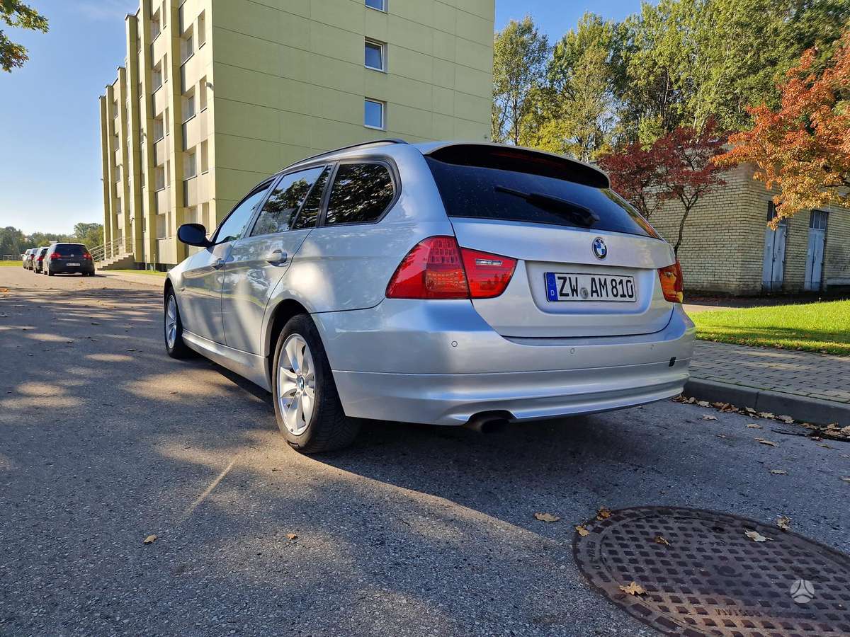 BMW 318 2010 — photo 16