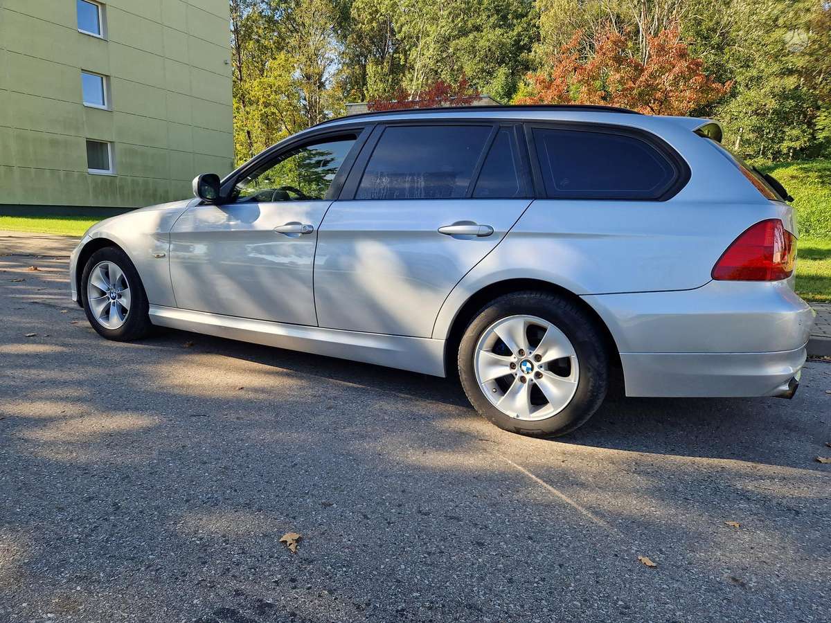 BMW 318 2010 — photo 17