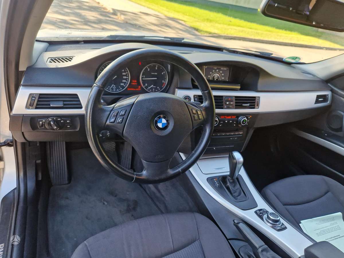 BMW 318 2010 — photo 18
