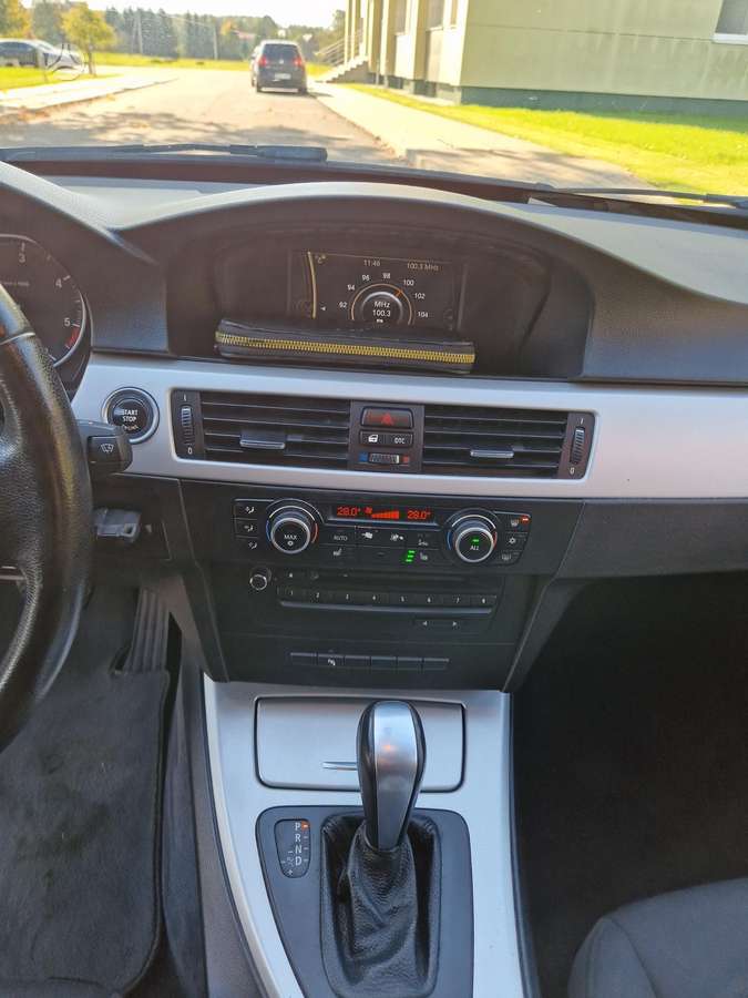 BMW 318 2010 — photo 19