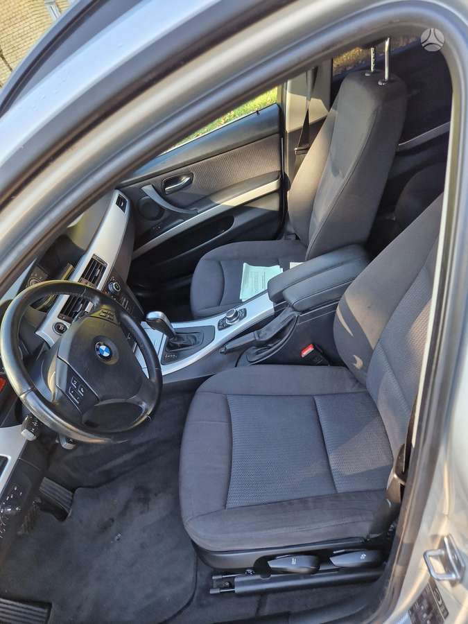 BMW 318 2010 — photo 20
