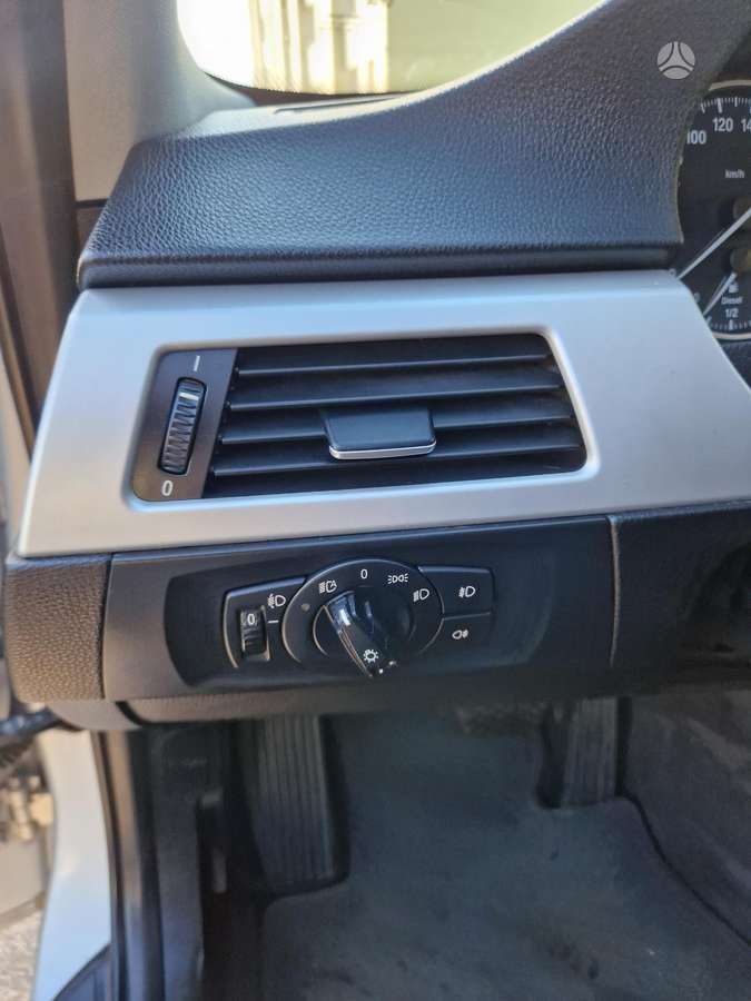 BMW 318 2010 — photo 21