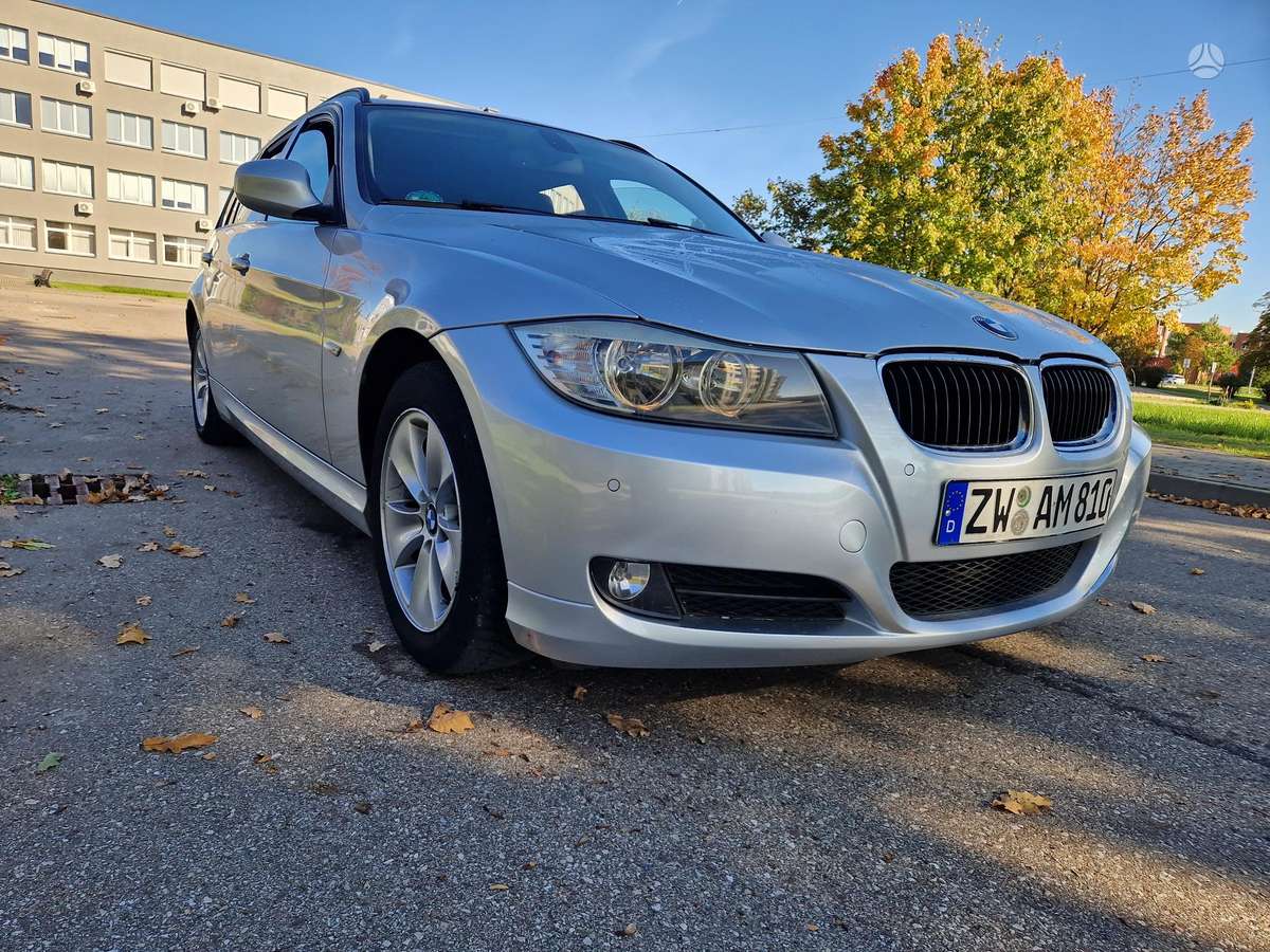 BMW 318 2010 — interior
