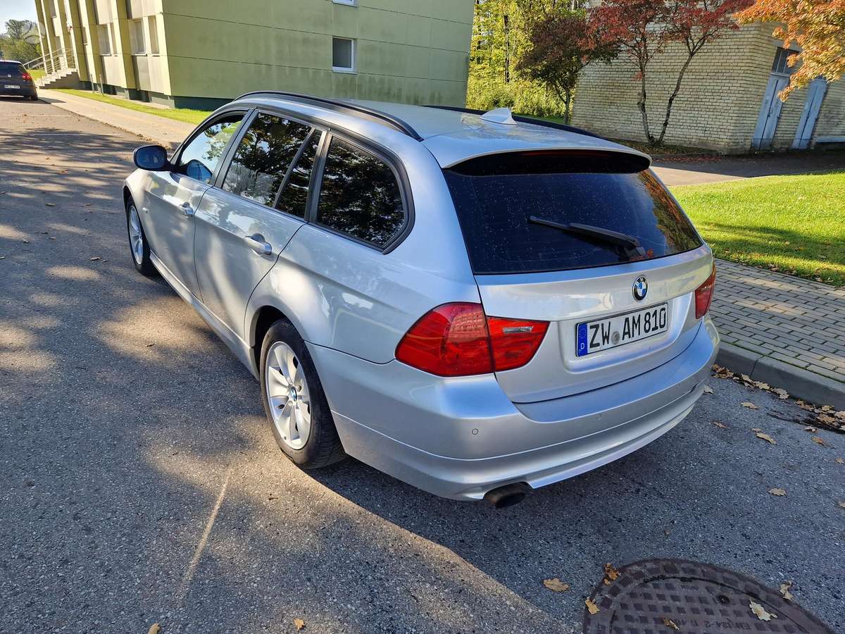 BMW 318 2010 — photo 9