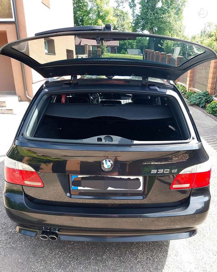 BMW 530 2005 — rear view