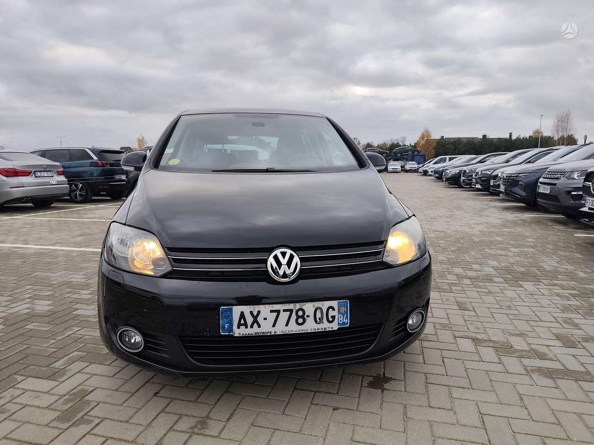 Volkswagen Golf 2010 — interior