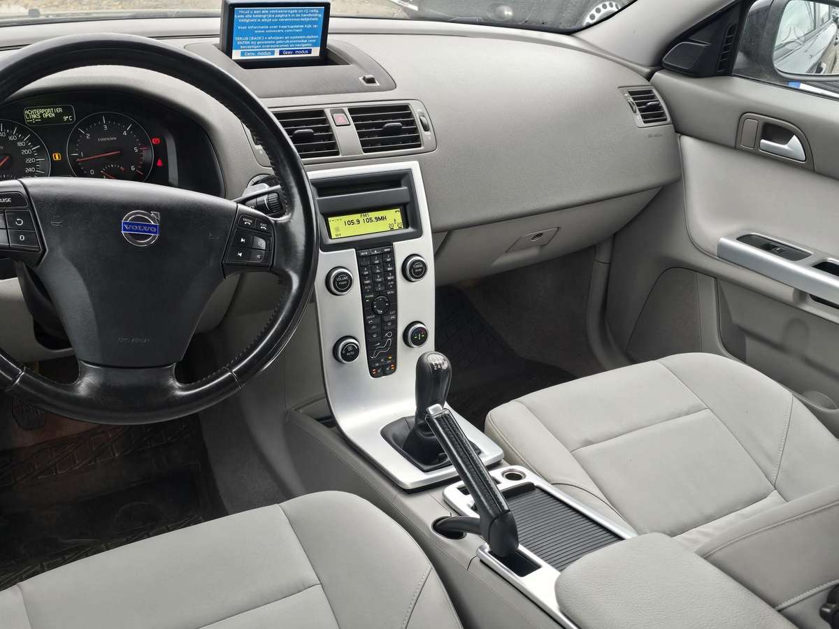 Volvo V50 2010 — photo 10