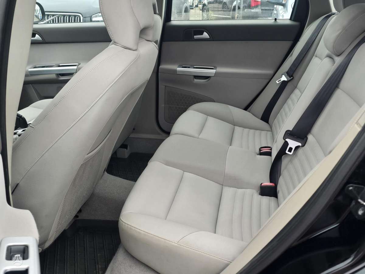 Volvo V50 2010 — photo 11