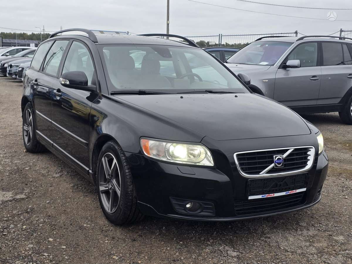 Volvo V50 2010 — rear view