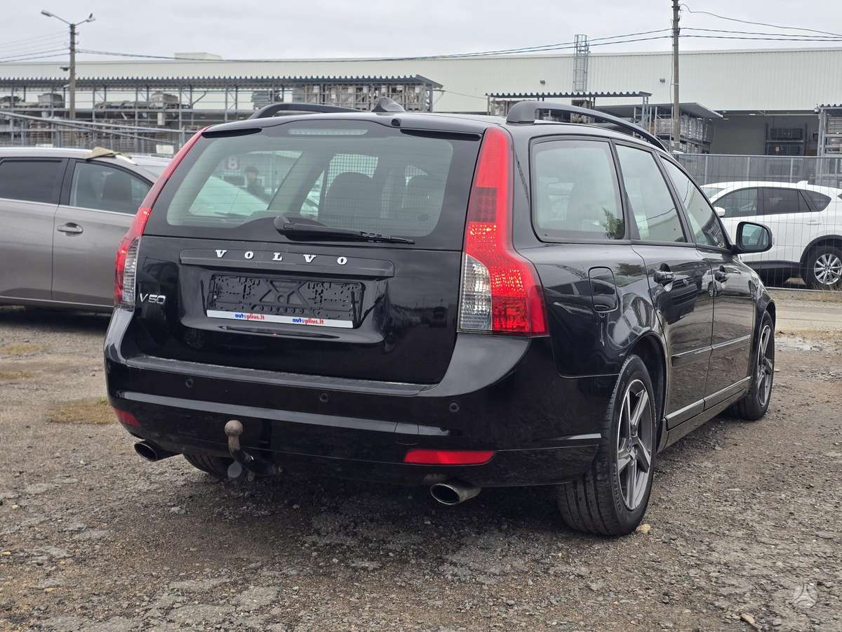 Volvo V50 2010 — interior
