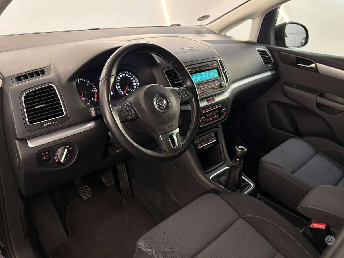 Volkswagen Sharan 2011 — вигляд ззаду