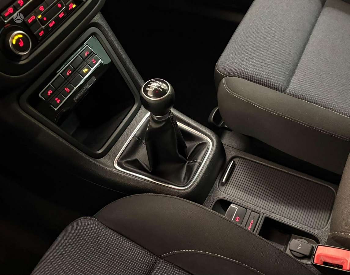 Volkswagen Sharan 2011 — салон