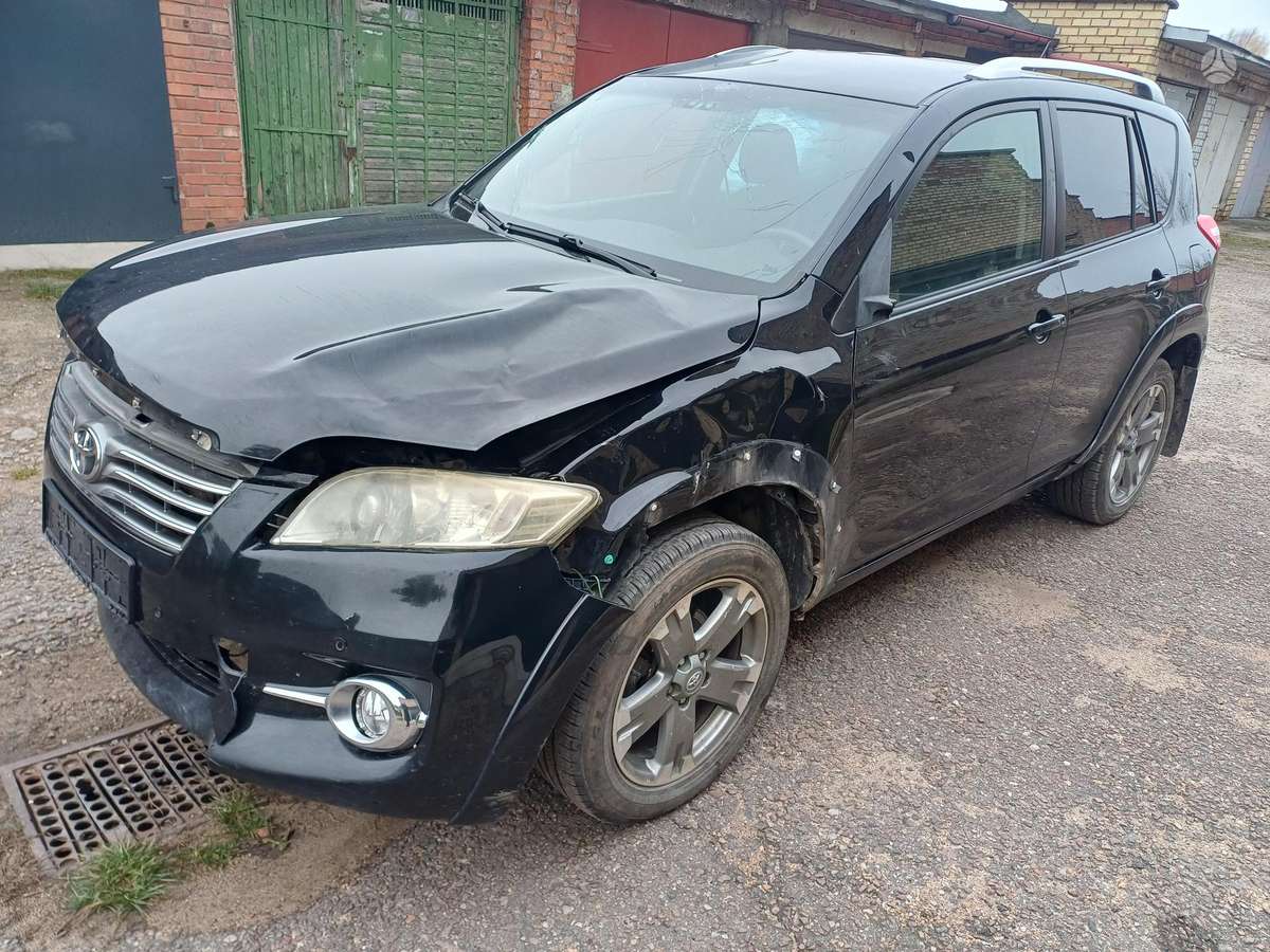 Toyota RAV4 2011 — rear view