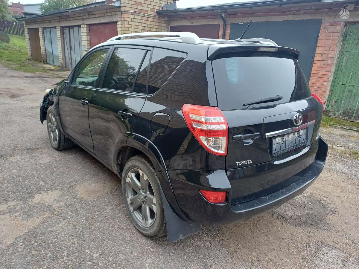 Toyota RAV4 2011 — engine 2200 cm³