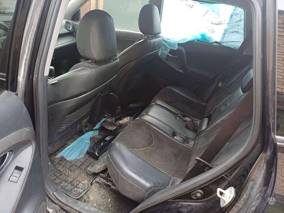 Toyota RAV4 2011 — photo 7