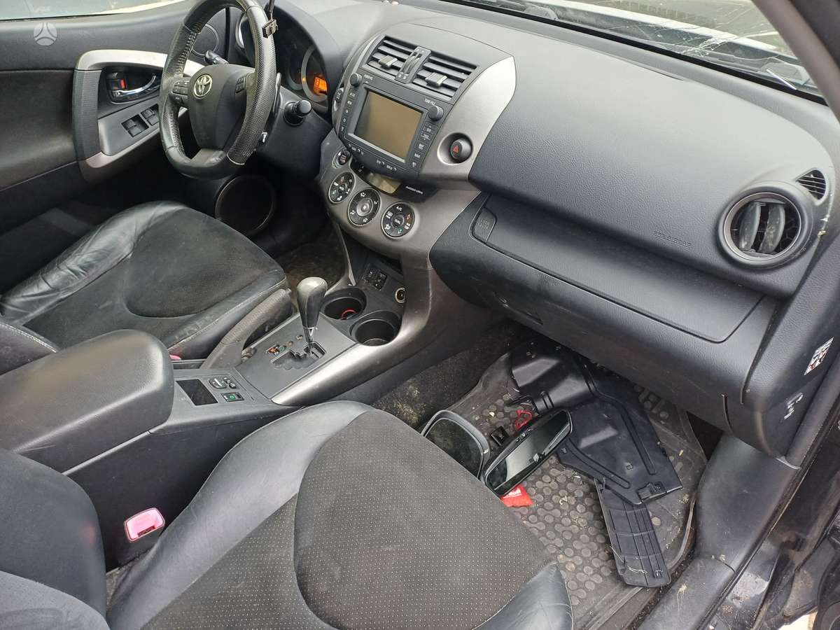 Toyota RAV4 2011 — photo 8