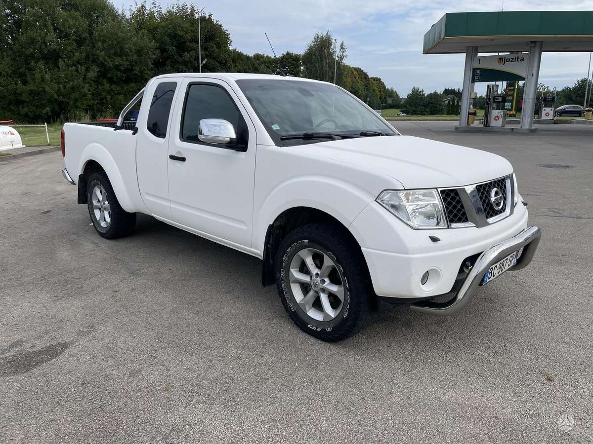 Nissan Navara 2008 — салон