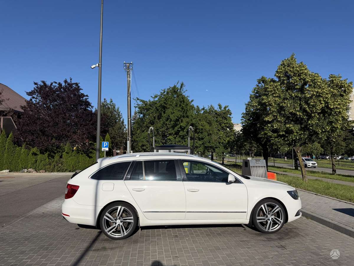 Skoda Superb 2014 — rear view