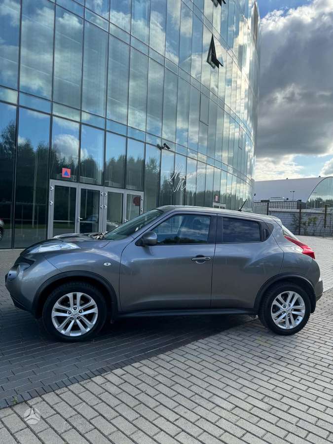 Nissan Juke 2012 — rear view