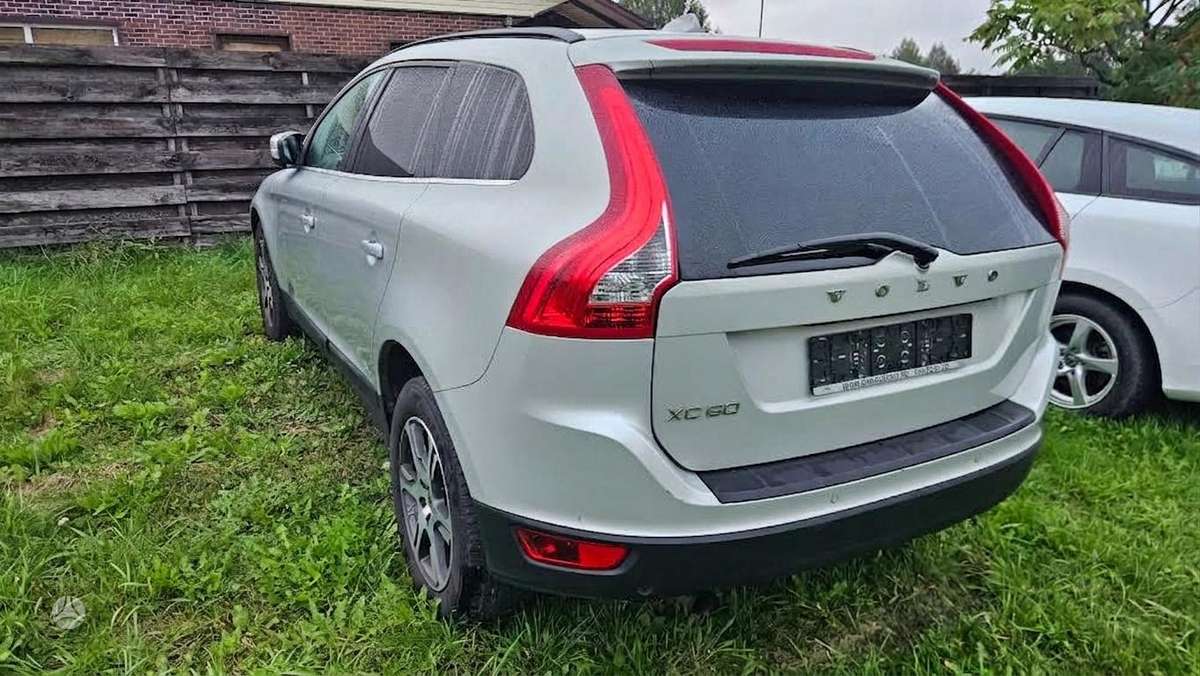 Volvo XC60 2011 — rear view