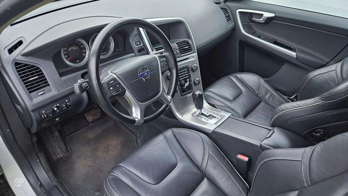 Volvo XC60 2011 — interior