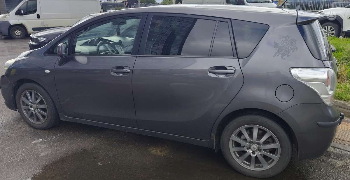Toyota Verso 2009 — rear view