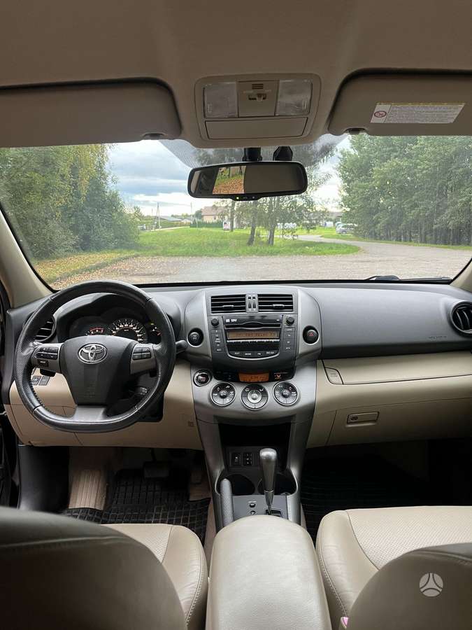 Toyota RAV4 2010 — photo 12