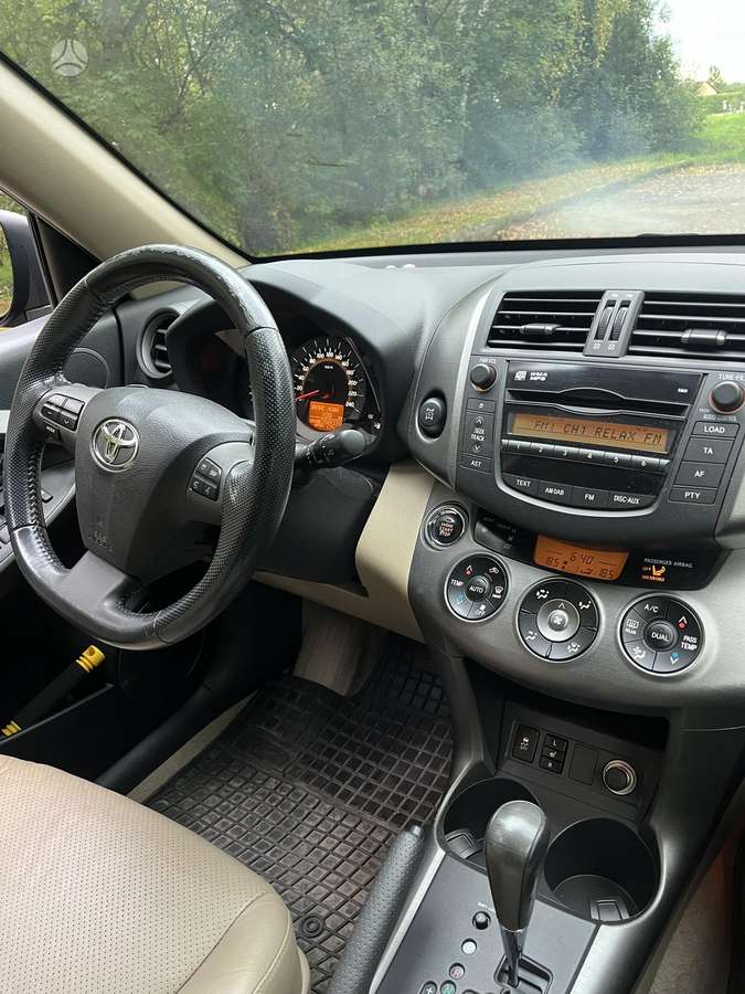 Toyota RAV4 2010 — photo 19