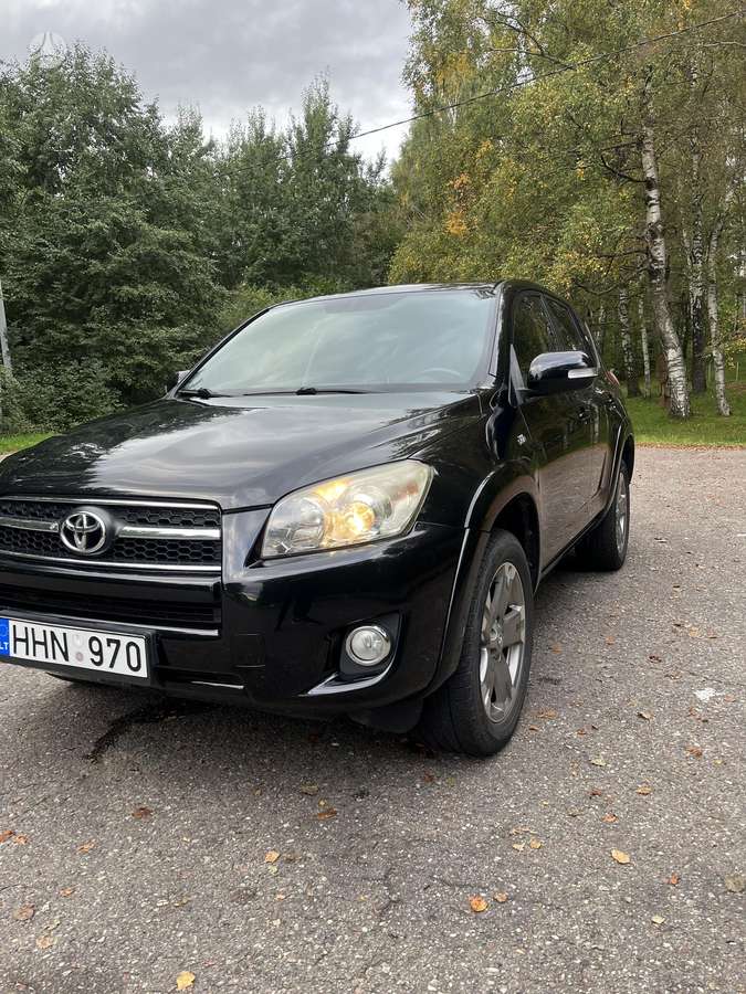 Toyota RAV4 2010 — rear view