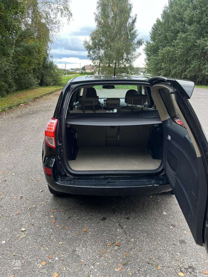 Toyota RAV4 2010 — photo 8