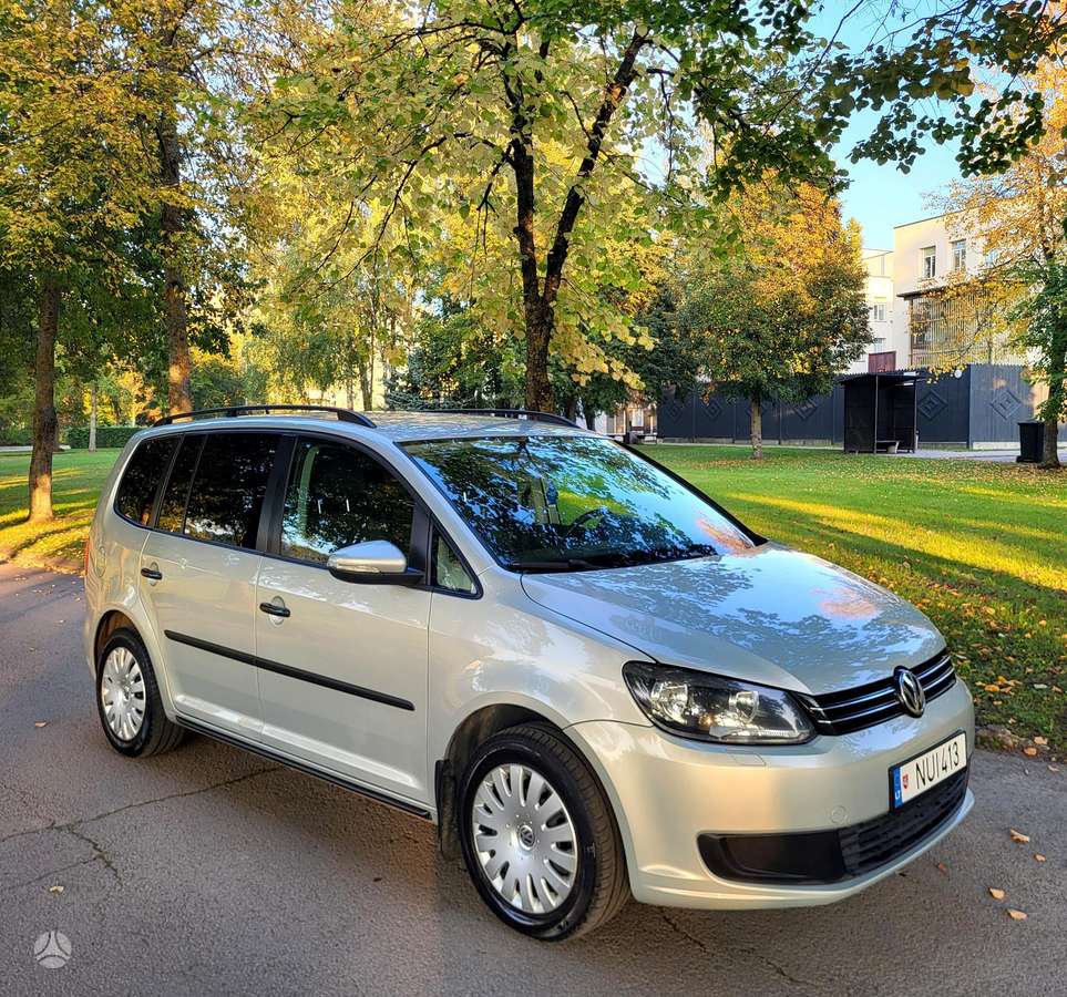 Volkswagen Touran 2011 — салон