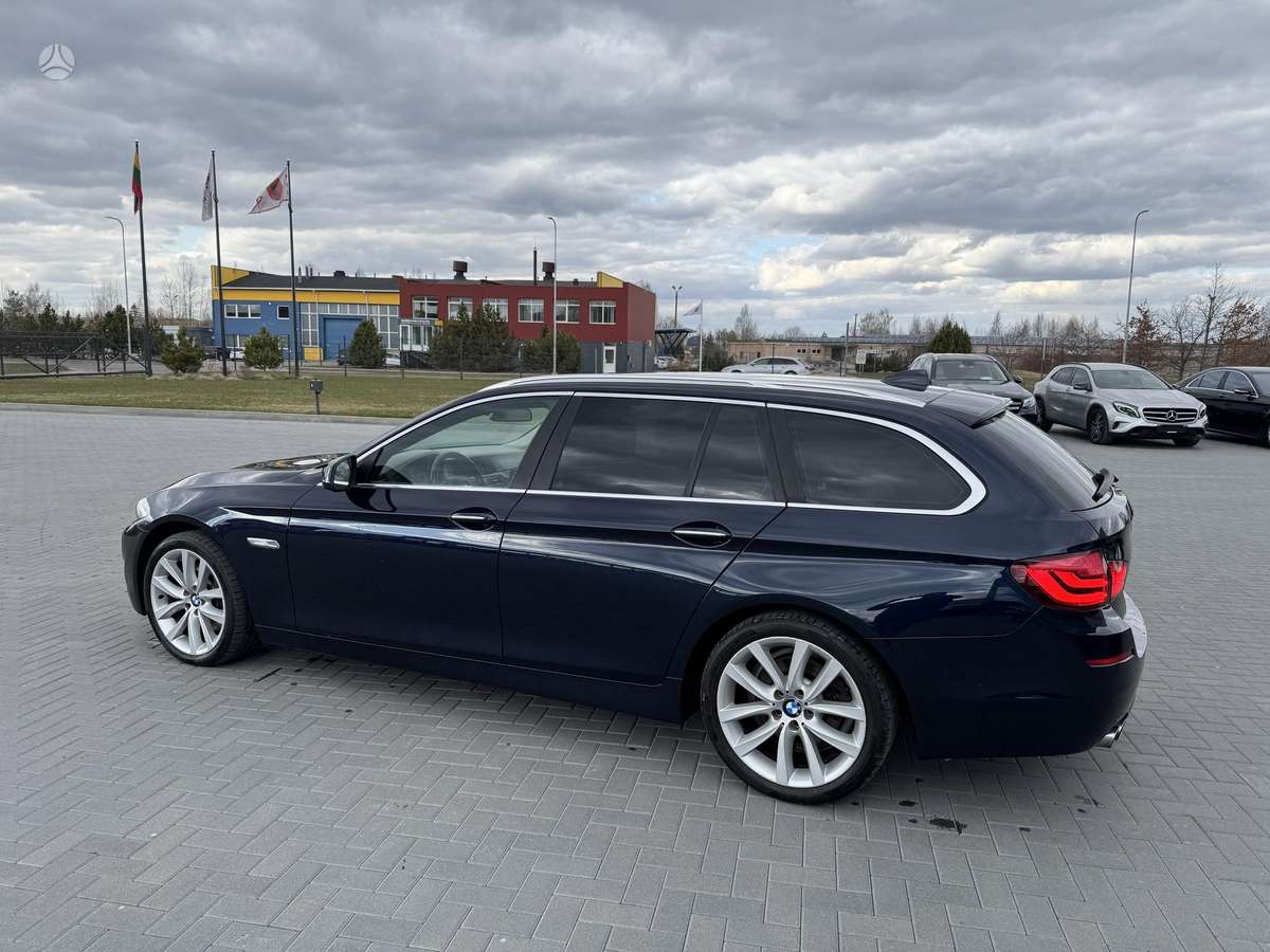 BMW 530 2011 — interior