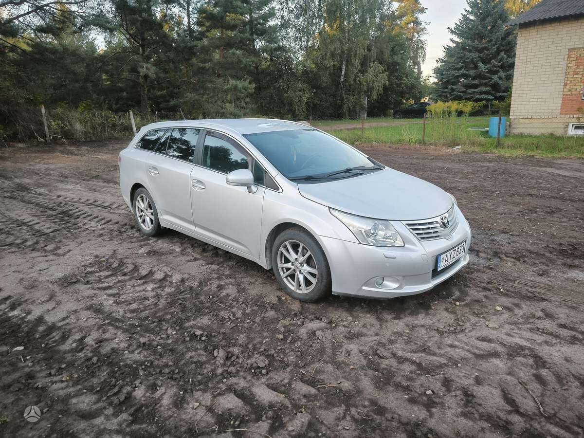 Toyota Avensis 2011 — rear view