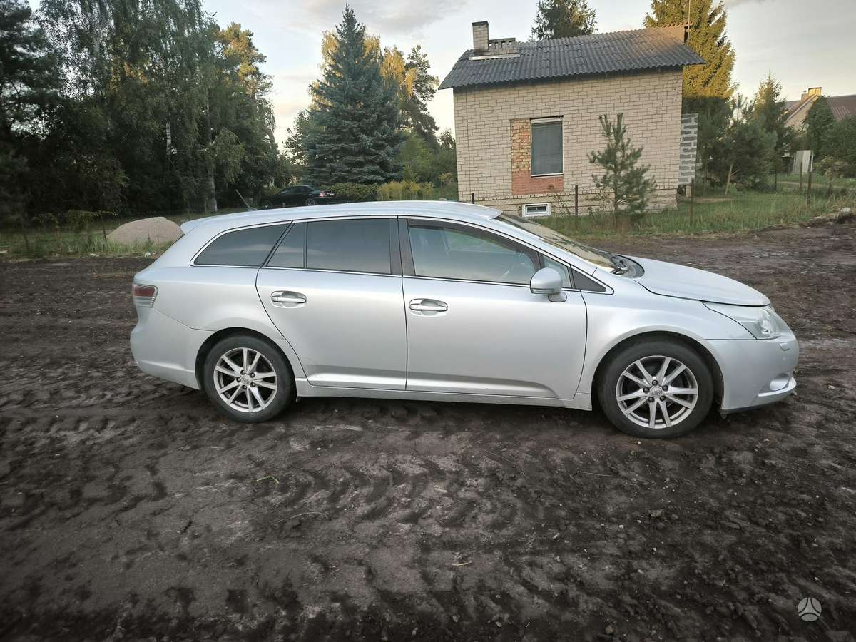Toyota Avensis 2011 — interior