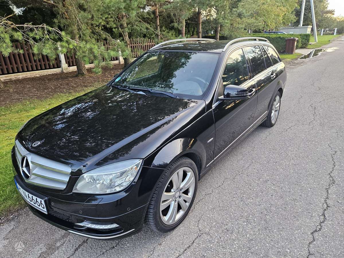 Mercedes-Benz C220 2011 — rear view
