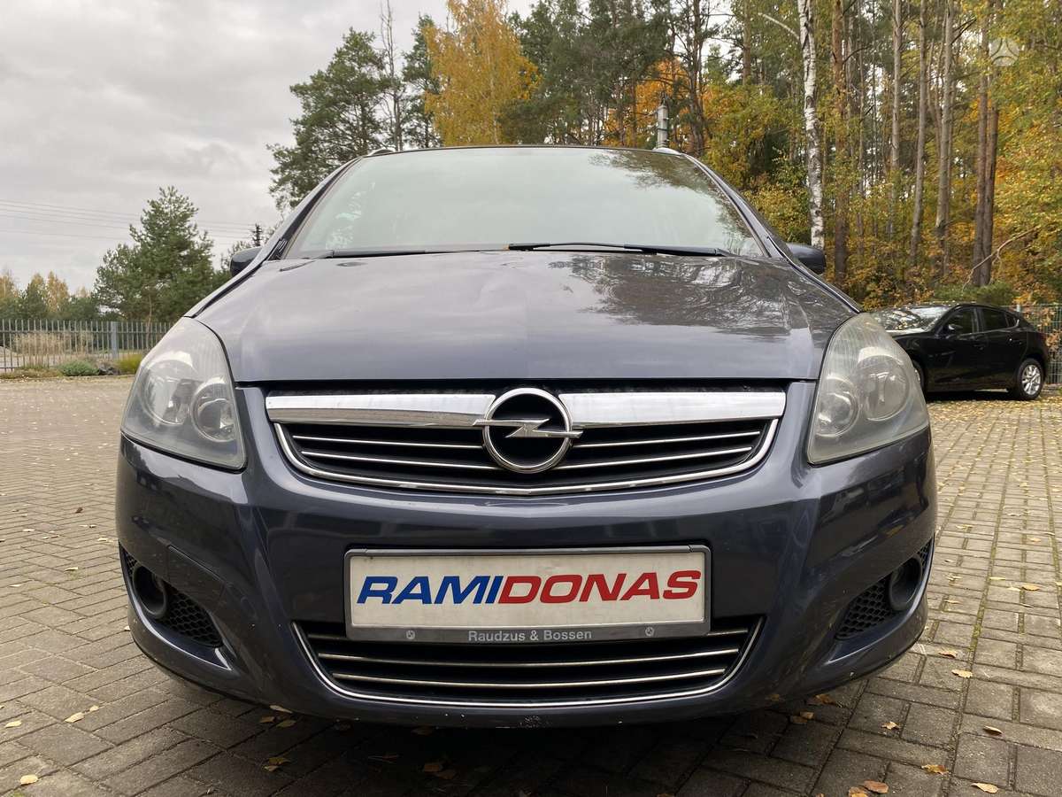 Opel Zafira 2008 — вигляд ззаду