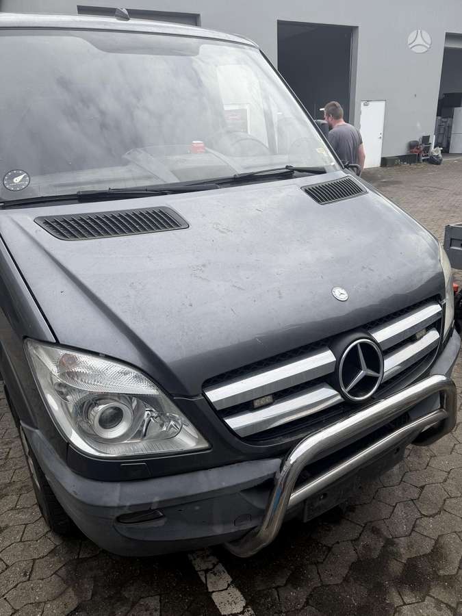 Mercedes-Benz Sprinter 2012 — rear view