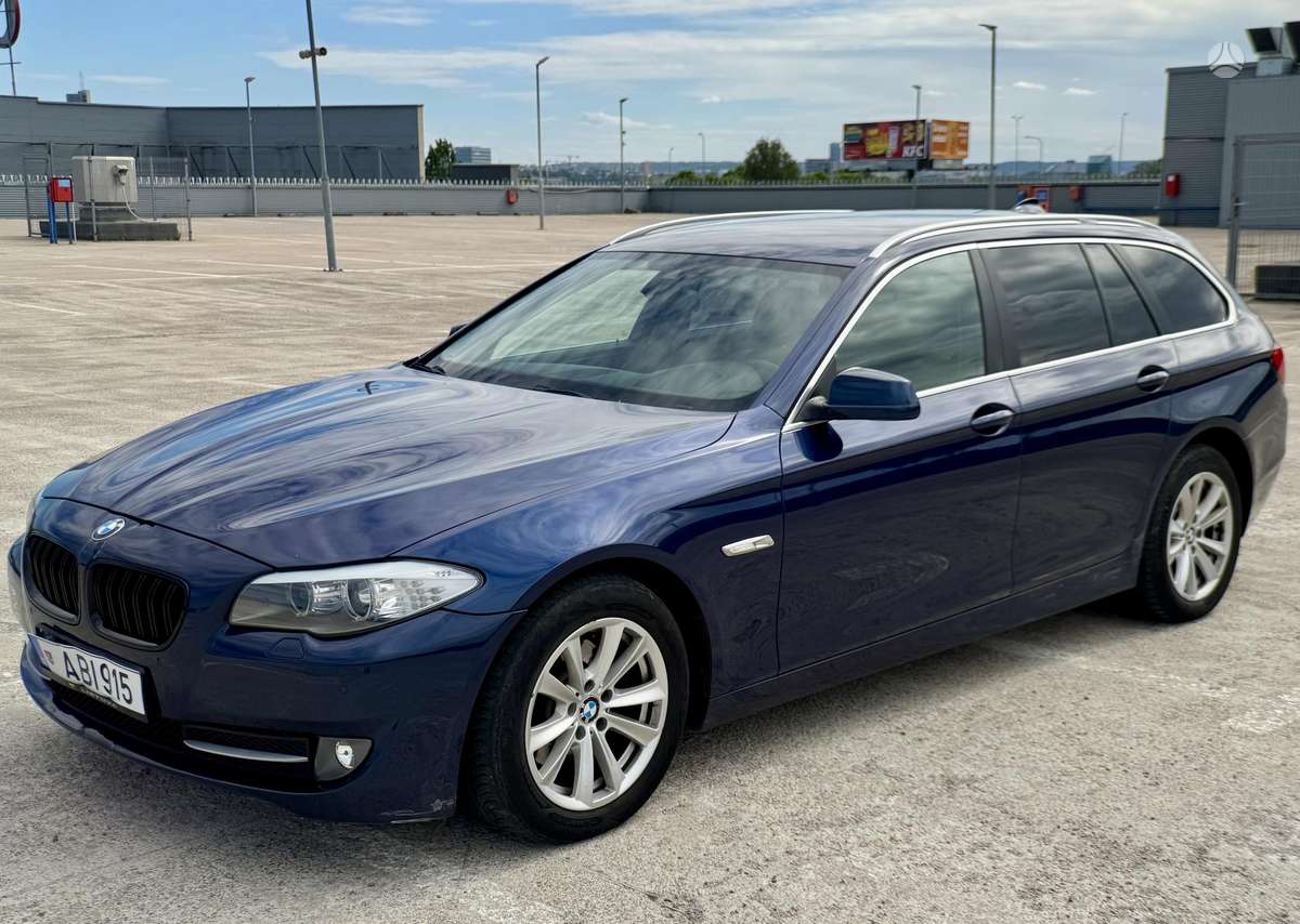 BMW 520 2013 — interior
