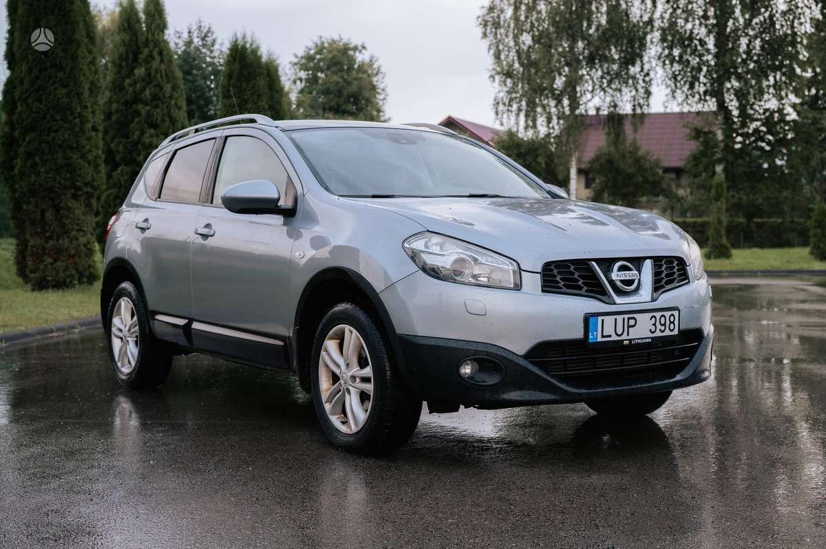 Nissan Qashqai 2010 — rear view